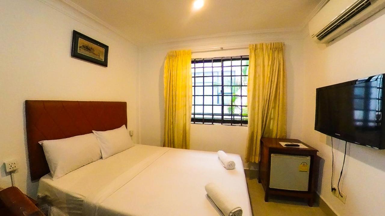 Riverside Phnom Penh Hotel Exterior foto